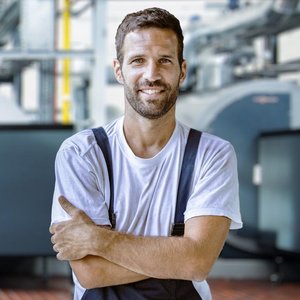 Ein Anlagenmechaniker der seine Arme verschränkt
